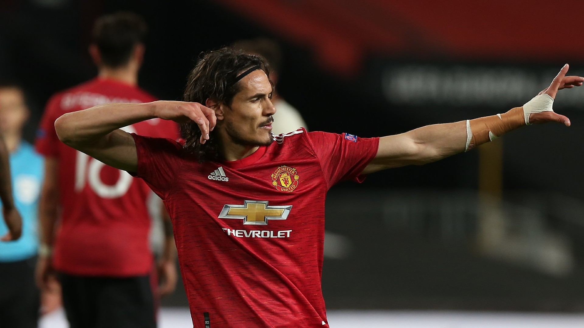 Edinson Cavani signs new one-year contract at Manchester United
