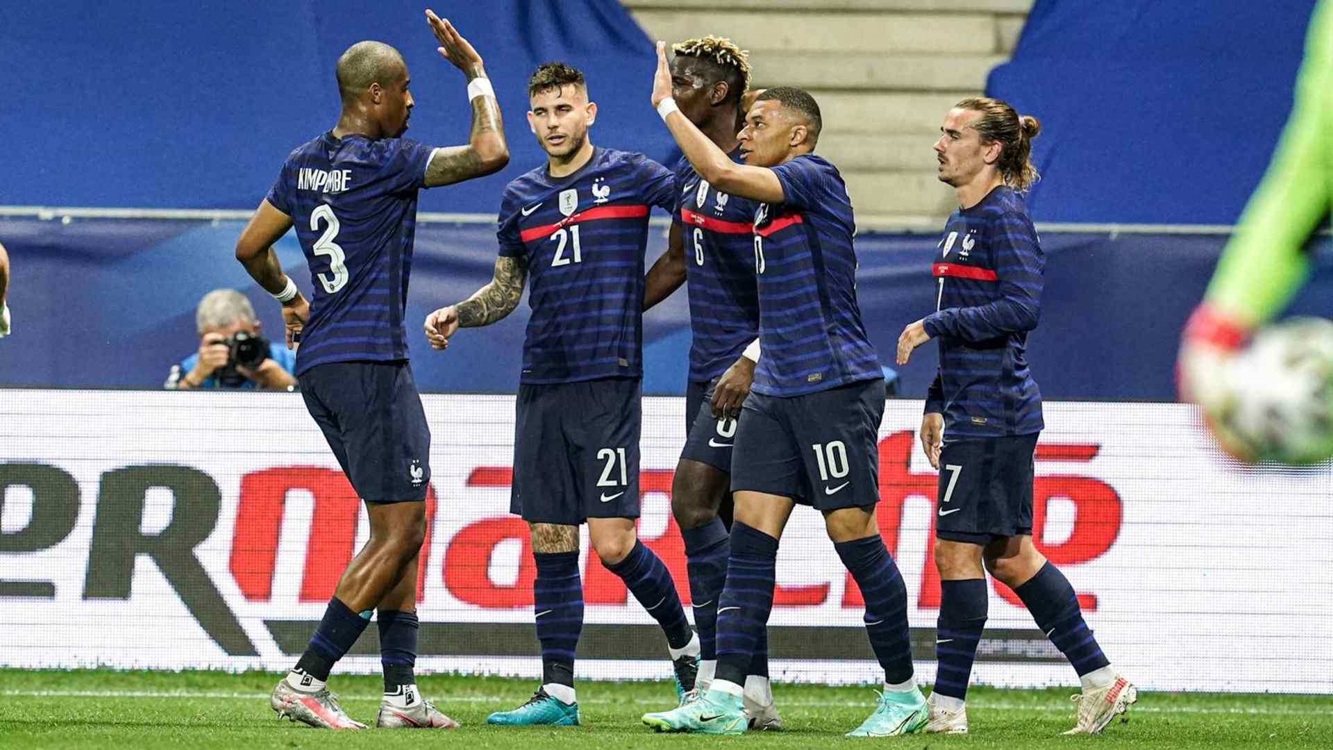 Французы играли. Французы играющие в Сити. Португалия Франция финал евро 2016 победа. Франция проиграла битву но Франция. Левшук играл за Францию.