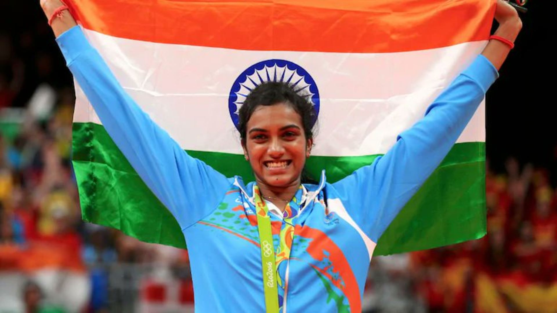 PV Sindhu with the Indian flag (Credit: Twitter/@Pvsindhu1)