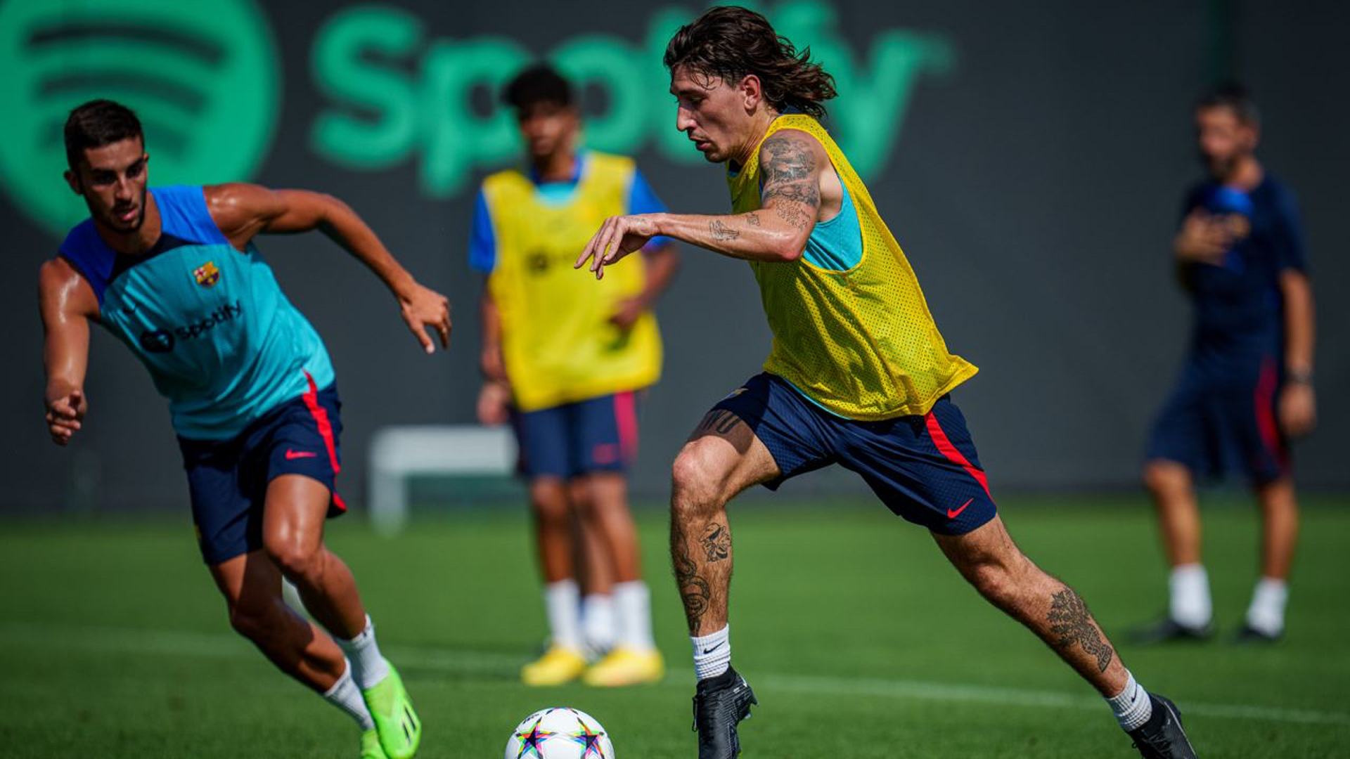 Barcelona training. Хави Эрнандес 2022. Бельерин Барселона. Хави 2022. Гектор футболист Барселона.