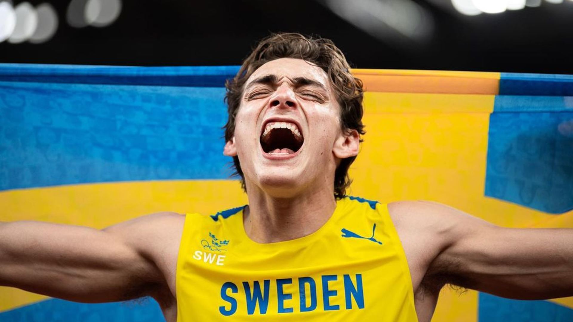 Mondo Duplantis holding the Swedish flag (Image: Instagram)