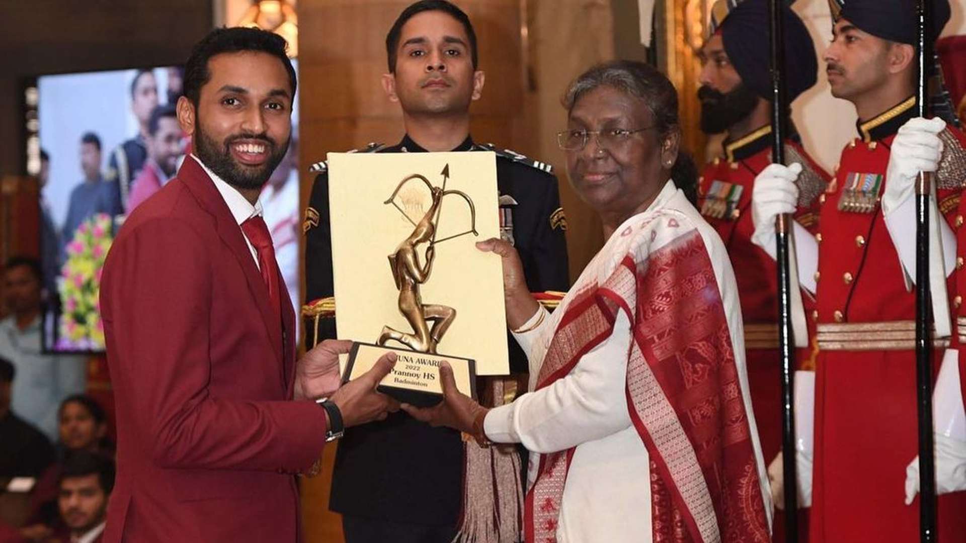 Prannoy receiving the Arjuna Award from the President of India, Droupadi Murmu (Image Credits - Instagram/ @prannoy_hs_)