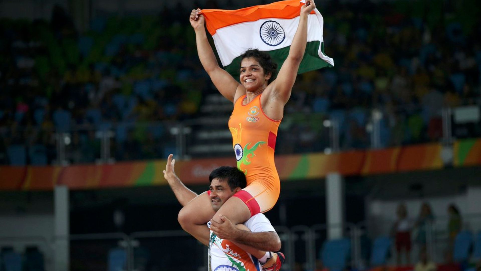 Sakshi Malik celebrating her victory with Indian flag (Image Credits - Twitter)