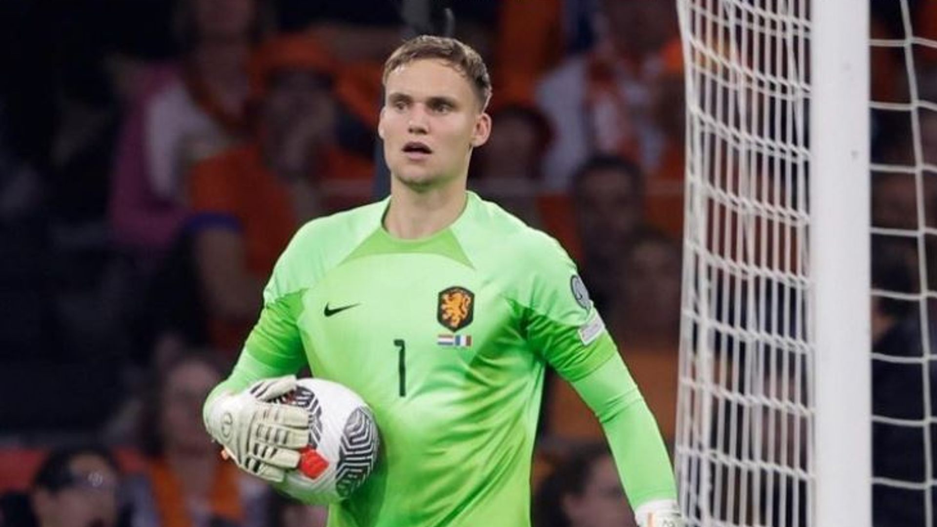 what-makes-goalkeeper-bart-verbruggen-the-perfect-fit-in-roberto-de